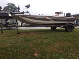 Smoker Craft 17' Fiberglass Fishing Boat w/trailer, 40HP Mercury motor and electric trolling motor
