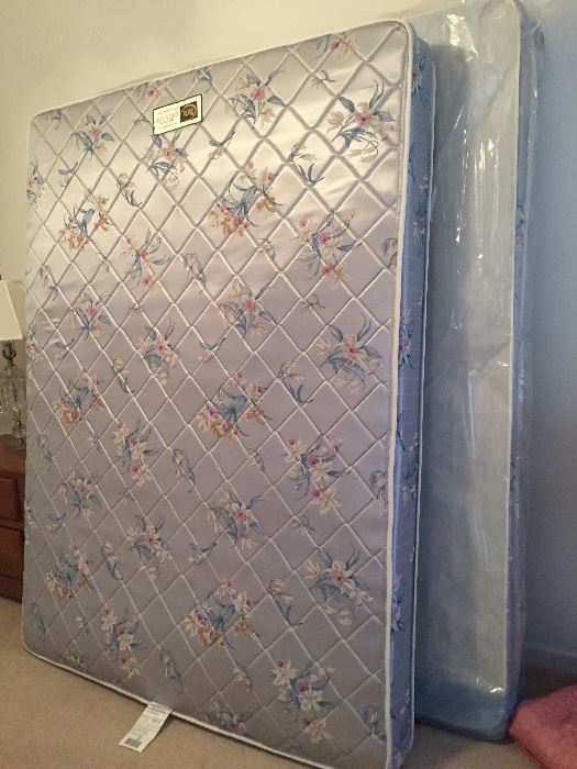 Like New SERTA Mattress & Box Springs