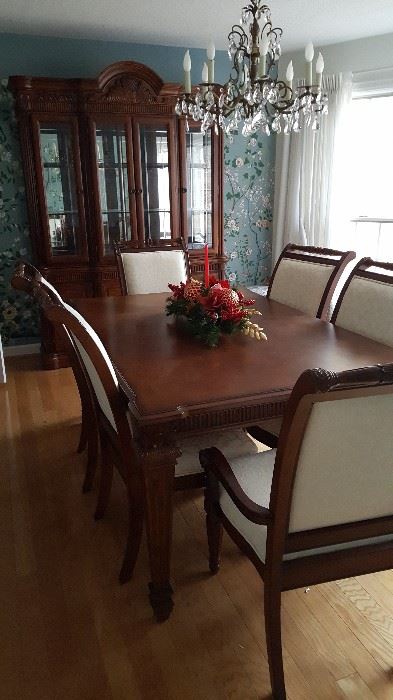 Dining room table with six chairs includes two leaves 
