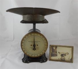 Vintage Columbia Family Scale w/Picture