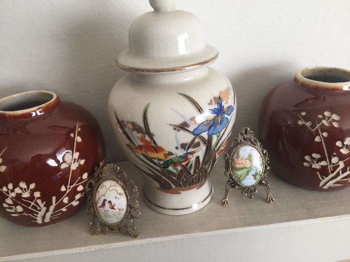 Vintage Chinese porcelain lidded jar 