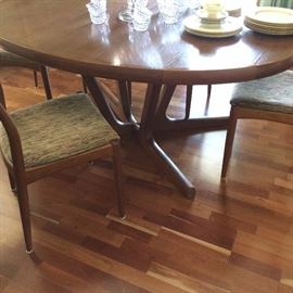 Beautiful teak oval dinning table with 4 chairs