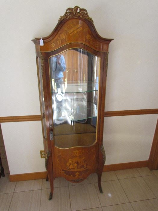 BEAUTIFULLY INLAID WOOD CURVED GLASS CURIO CABINET WITH INTRICATE TOP CARVED CRESTING.