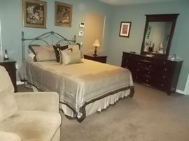 ec10king bed and dresser