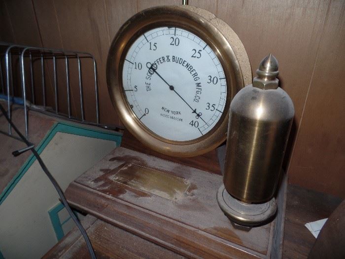 Pressure gauge made into a lamp