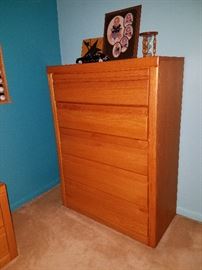 Five-drawer chest.
