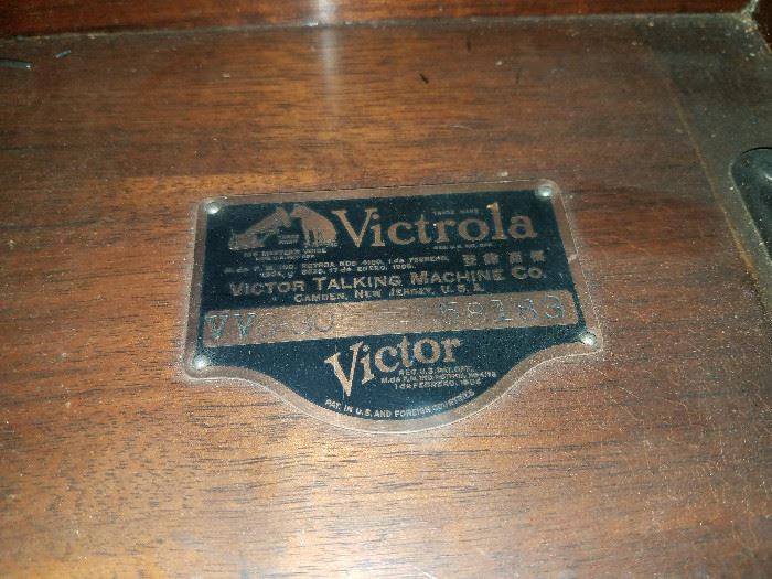 Victrola VV8-30 cabinet phonograph with built-in speaker, spare needles and two binders of records