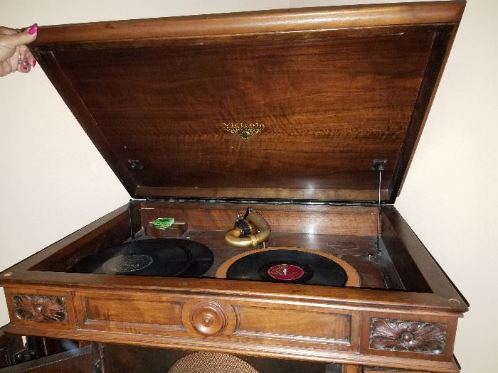 Victrola VV8-30 cabinet phonograph with built-in speaker, spare needles and two binders of records