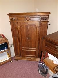Victrola VV8-30 cabinet phonograph with built-in speaker, spare needles and two binders of records