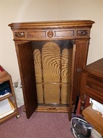 Victrola VV8-30 cabinet phonograph with built-in speaker, spare needles and two binders of records