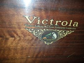 Victrola VV8-30 cabinet phonograph with built-in speaker, spare needles and two binders of records
