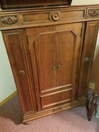 Victrola VV8-30 cabinet phonograph with built-in speaker, spare needles and two binders of records
