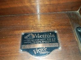 Victrola VV8-30 cabinet phonograph with built-in speaker, spare needles and two binders of records