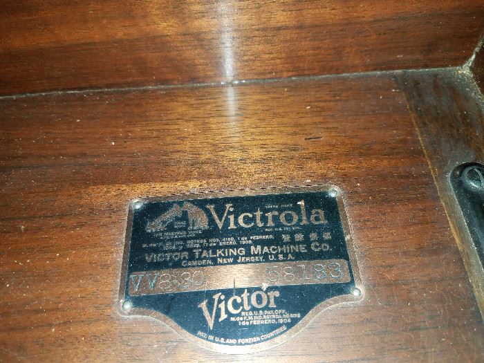 Victrola VV8-30 cabinet phonograph with built-in speaker, spare needles and two binders of records