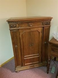 Victrola VV8-30 cabinet phonograph with built-in speaker, spare needles and two binders of records
