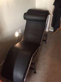 LE CORBUSIER BLACK LEATHER CHAISE LOUNGE