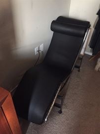 LE CORBUSIER BLACK LEATHER CHAISE LOUNGE