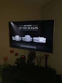 50" FLAT SCREEN SMART TV WITH MOUNT