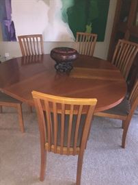 HOUSE OF DENMARK DINING TABLE WITH RETRACTABLE LEAVES AND 6 MATCHING CHAIRS