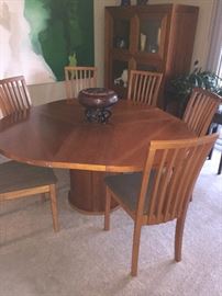 HOUSE OF DENMARK DINING TABLE WITH RETRACTABLE LEAVES AND 6 CHAIRS