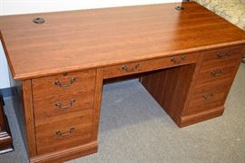 Cherry Wood 7 dresser desk - great condition!