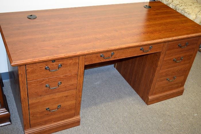 Cherry Wood 7 dresser desk - great condition!