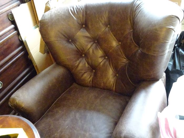 Lansing Pottery Barn brown recliner. Original price $1999   great price at the sale!!!