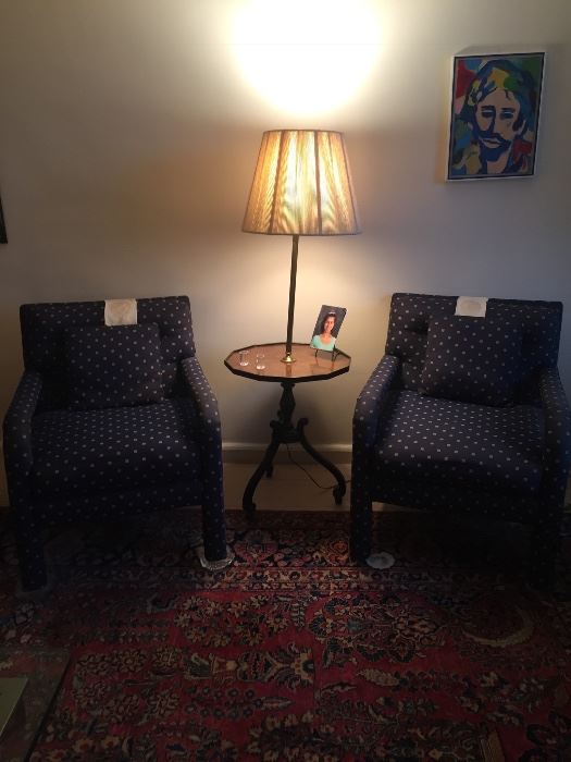 2 matching chairs and table w/lamp