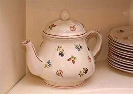 Villeroy & Boch Vitro-Porcelaine China Set (Petit Fleur Pattern)