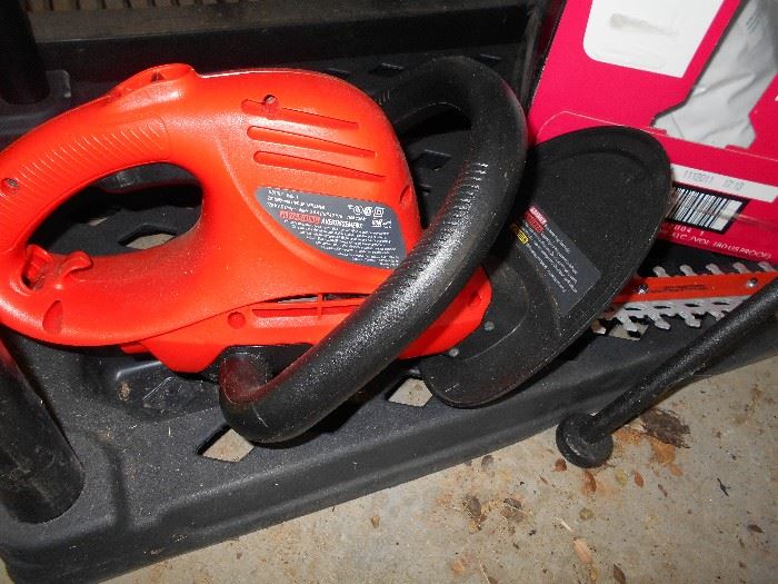LIKE NEW HEDGE TRIMMER BLACK AND DECKER