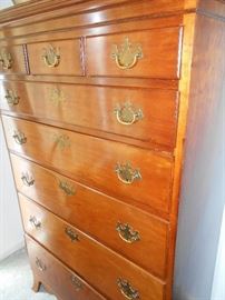 ANTIQUE HIGHBOY WITH EIGHT DRAWERS. WELL MADE WITH DOVETAIL DRAWERS AND INLAY TOP