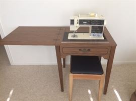 Singer 6268 Sewing Machine w/ Cabinet
