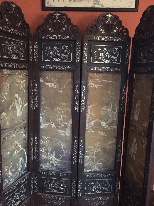 Beautiful antique Chinese mother of pearl inlaid silk 4 panel screen. The silk is worn!