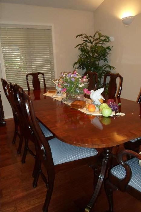 mahogany vintage dining table w/3 leaves & 8 chairs