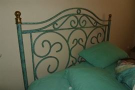 Full bed, I think, need to measure, also has a foot board