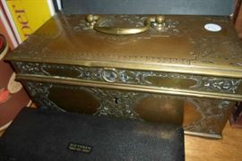 love this little box