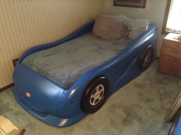 2 child's race car beds