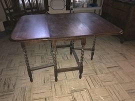 Highly-desirable antique spindle-legged oak table which expands with barley twist Gate legs