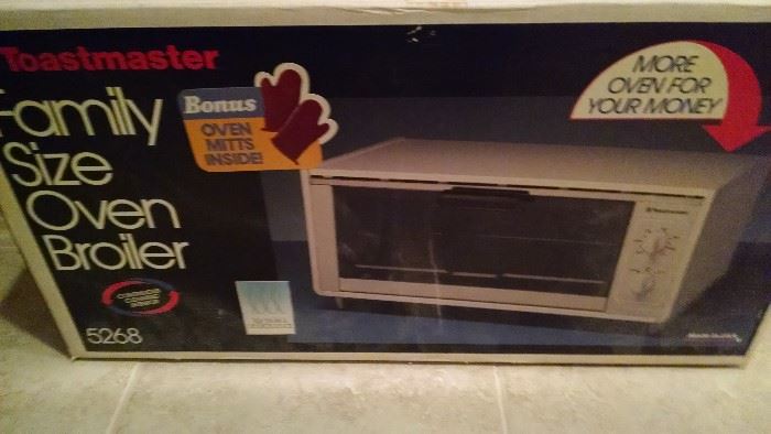 N.O.S...TOASTMASTER FAMILY SIZE OVEN BROILER