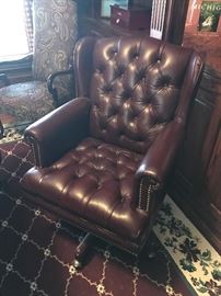 BURGUNDY LEATHER TUFTED EXECUTIVE OFFICE CHAIR