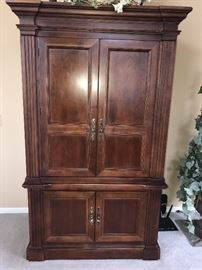 LARGE SOLID WOOD ENTERTAINMENT CENTER / TV CABINET