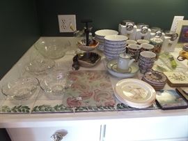 assorted kitchen items