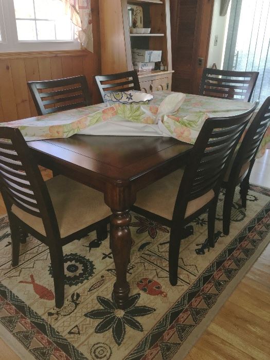 Like new dining table & 6 chairs