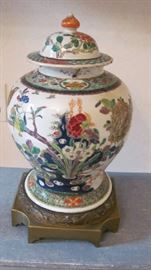 Chinese porcelain urn
