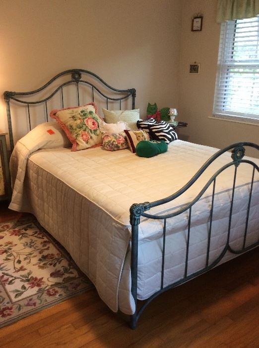 Queen size bed green metal & mattress