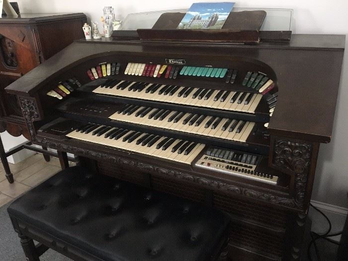 Electric organ in working condition. Very cool!