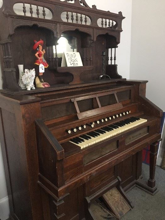 Antique pump organ. One bellow is working. One bellow needs repair. Very fun to play!