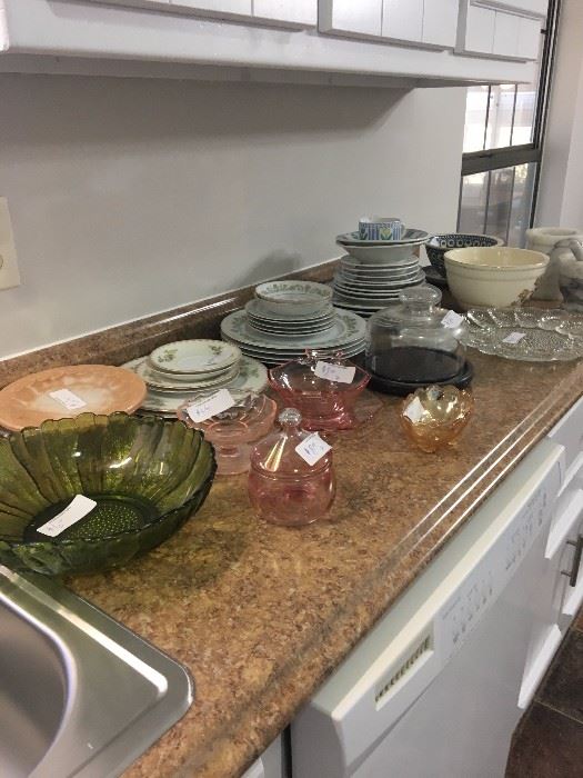 Assorted kitchenwares and glassware