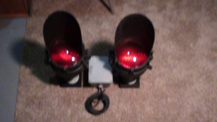 Authentic RR Crossing lights. Mounted for easy hanging on a wall. Yes, they work!
