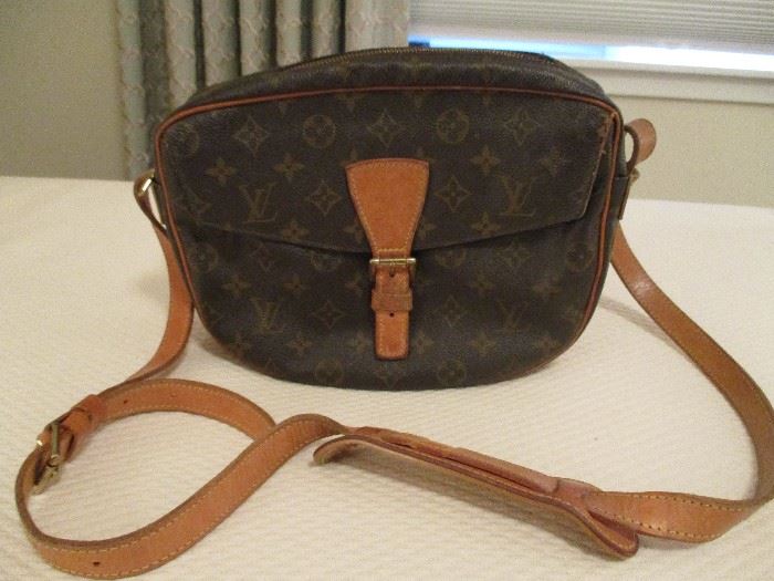 Vintage Louis Vuitton signature purse.  Does need some work on the zipper but is fully functional